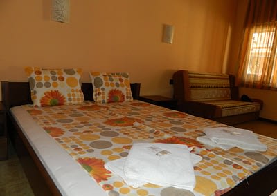 Двойна стая с разтегателен диван в Къща за гости Орешака